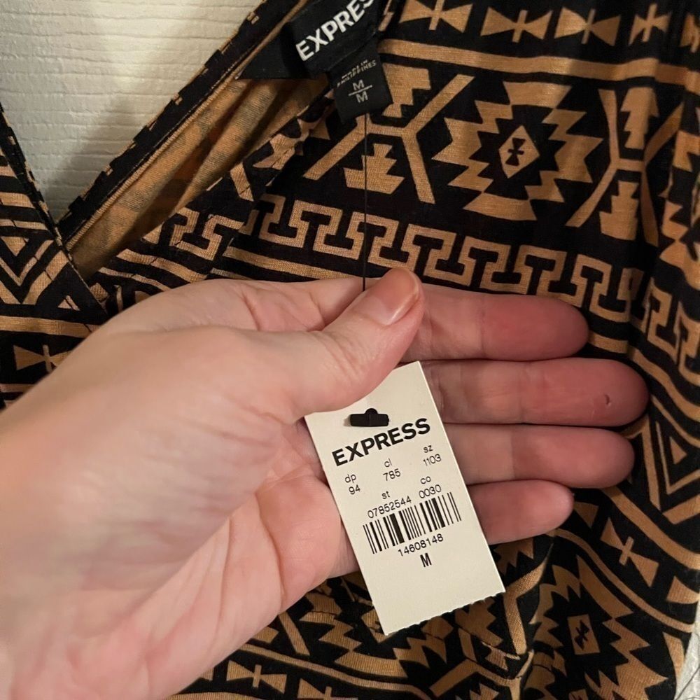Express Aztec Print V-neck Maxi Dress
Women's Size medium nwt - Picture 3 of 9